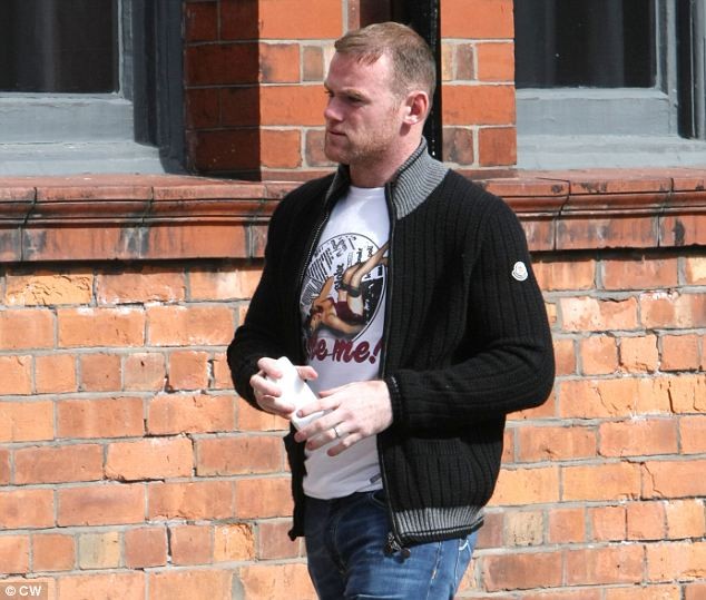 Trước đó, tờ The Sun tiết lộ rằng Rooney đã hoàn toàn bình phục chấn thương gặp phải trong trận gặp Fullham, tham gia đầy đủ các bài tập cùng đồng đội trong mấy ngày qua và rất có thể sẽ ra sân ở trận đại chiến giữa Liverpool và Man United trên sân Anfield.